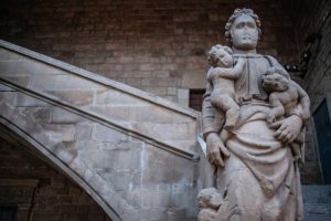 Statue in Hospital de la Santa Creu