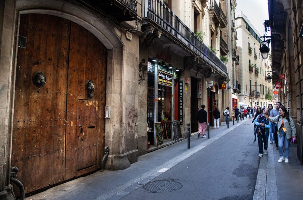 Picasso tour group in Carrer d'Avinyo