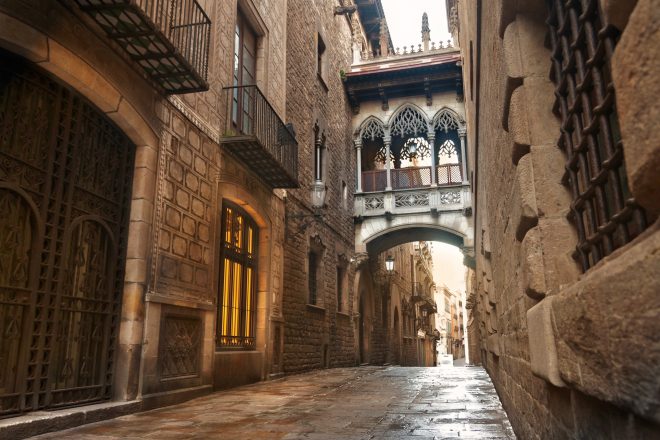 Barcelona Gothic quarter, Carrer del Bisbe_Shutterstock