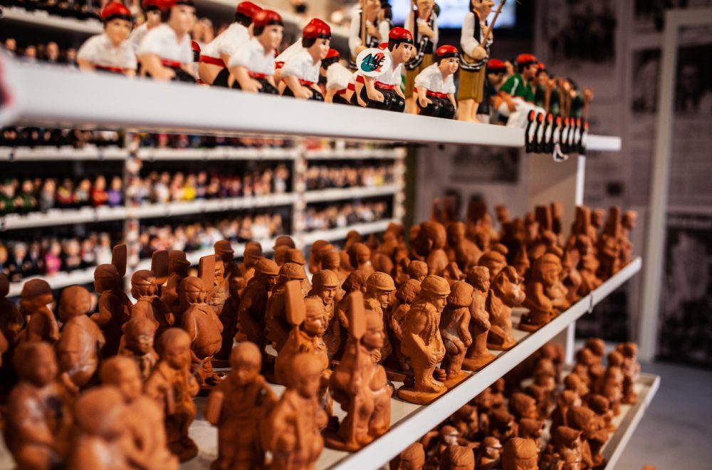 statue at the caganer shop