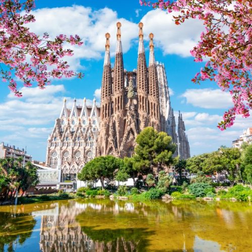 Sagrada-Familia-basilica-in-spring-in-Barcelona-1000×660