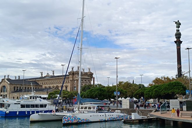 Barcelona port, boats and columbus monument (1) (1)
