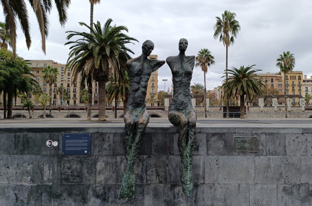 statue of a couple (1)