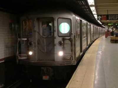 MTA_NYC_Subway_6_train_at_Brooklyn_Bridge-City_Hall