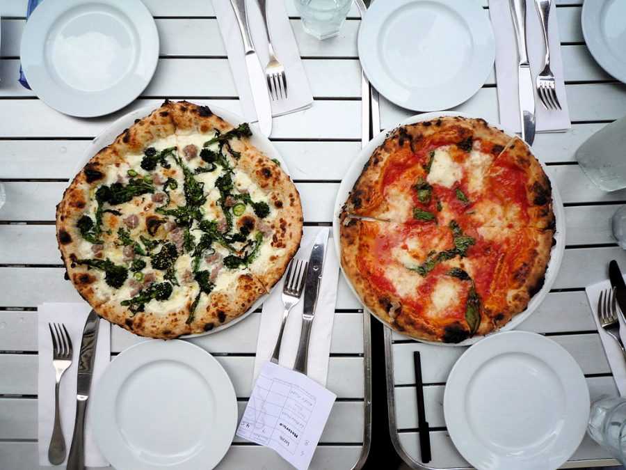Spicy_pugliese_and_margherita_pizzas_-_NYC_Pizza_Expedition_2009
