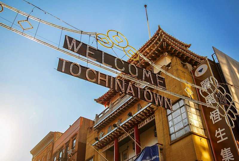 sign that reads welcome to chinatown