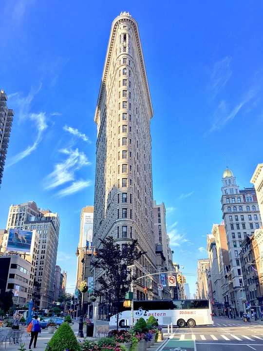 Tall Building, Big Sky, bus