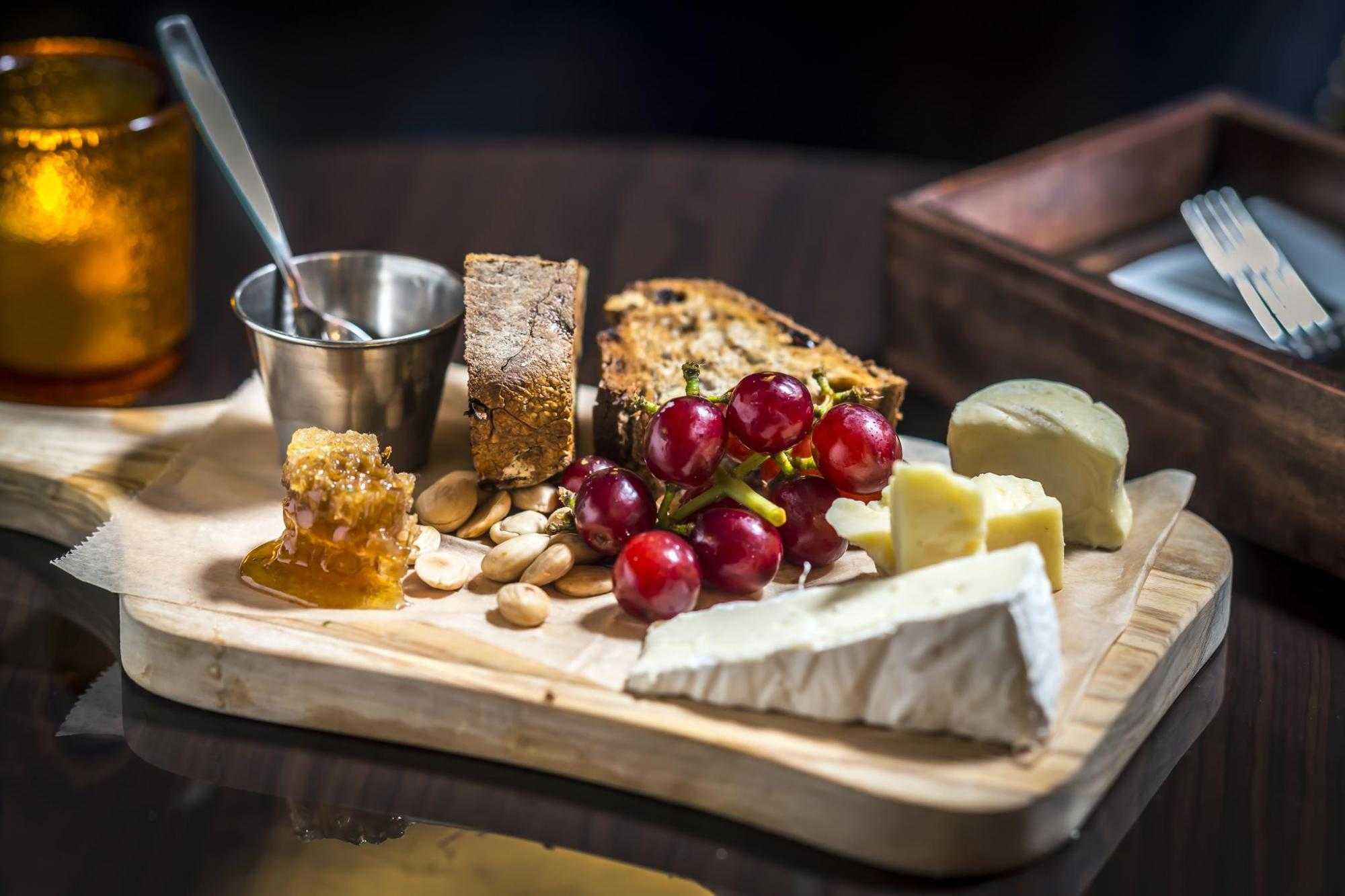 Plate of cheese, bread and grapes
