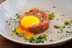 1200px-Classic_steak_tartare-300×200