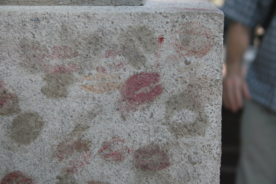 Oscar Wilde's grave with lipstick marks.