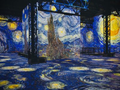 Van Gogh's Starry Night displayed on the walls of L'Atelier des Lumieres