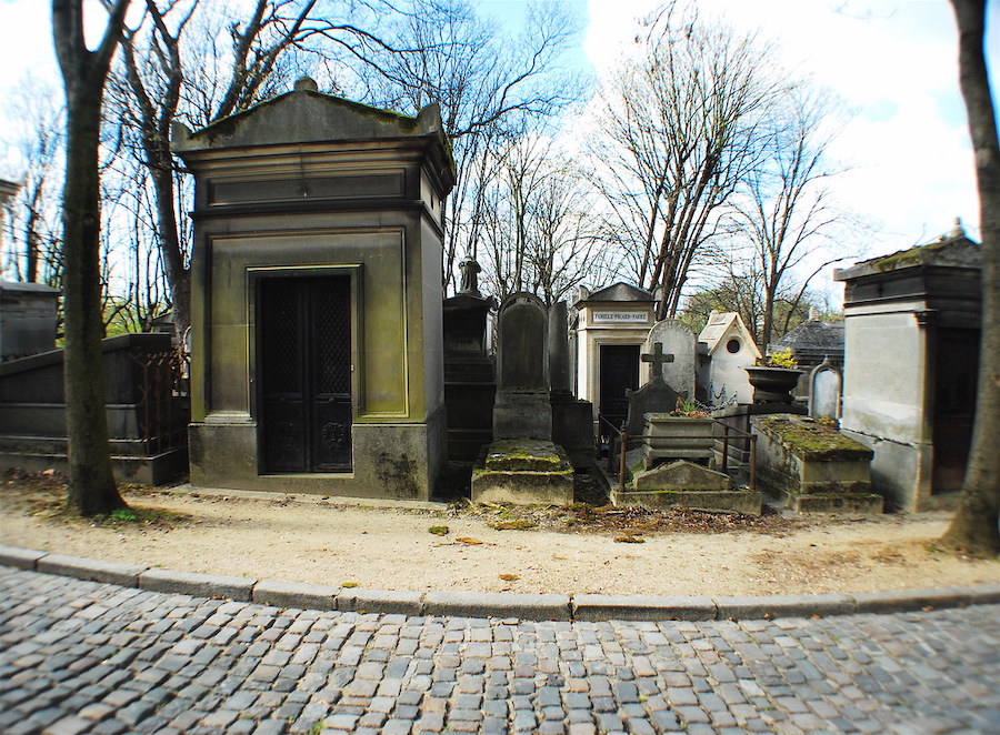 Père Lachaise gravestones view