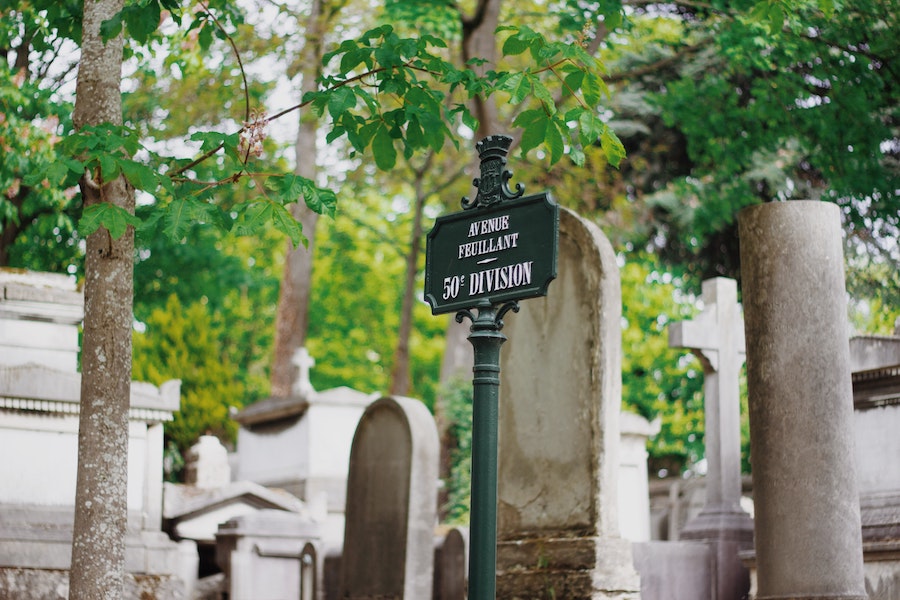 A view of a sign in Père Lachaise cemetery