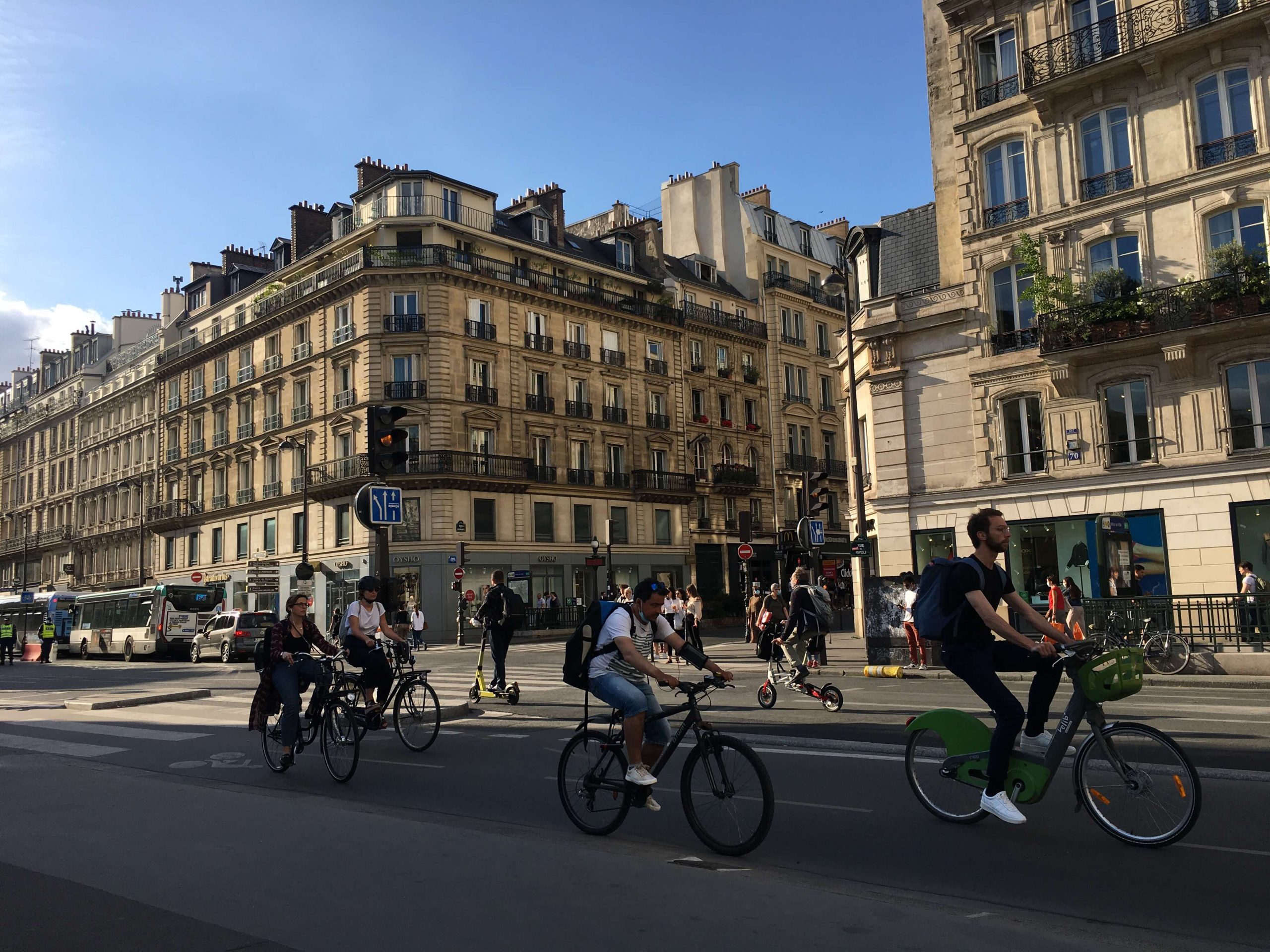 Vélib bikes and other bikes in Paris