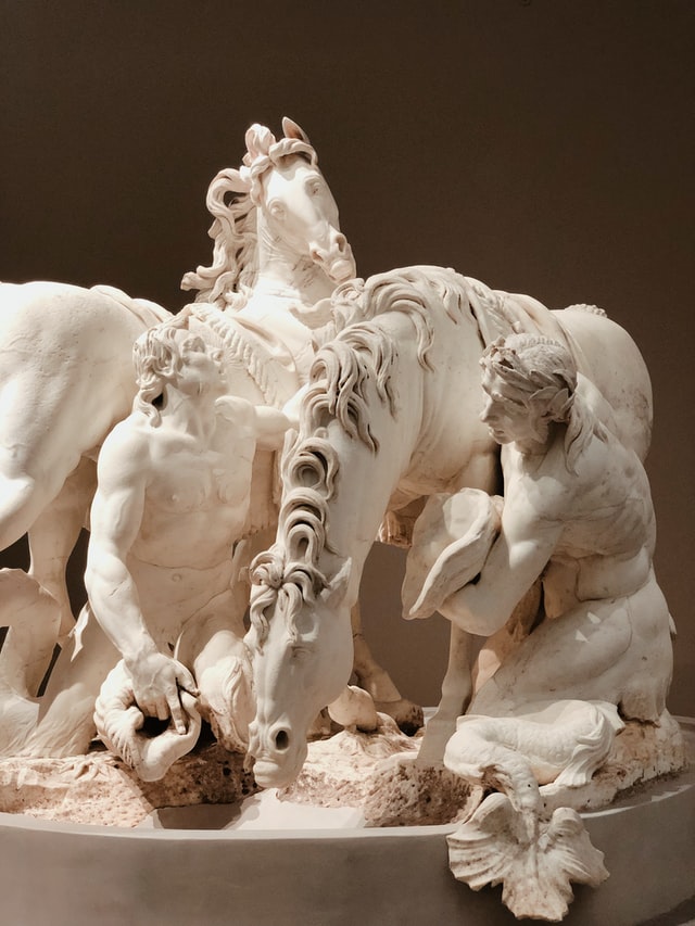 Une sculpture de chevaux au Louvre à Ahu Dhabi