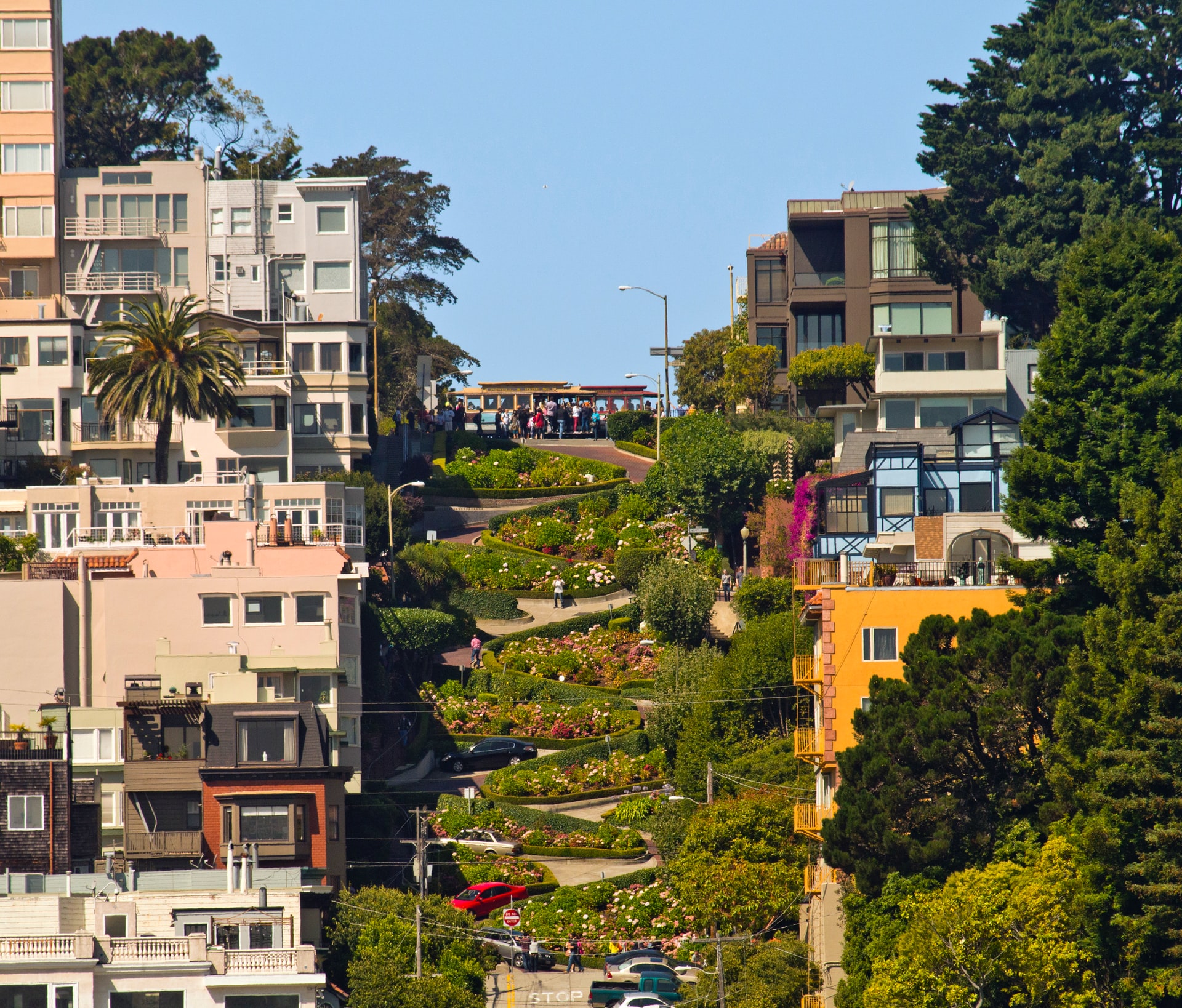 Lombard Street showing the eight turns between houses