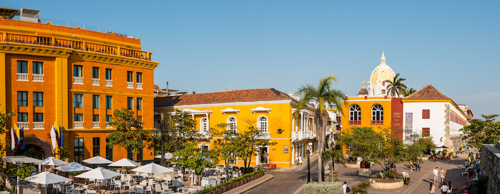 Panorama der Cartagena Altstadt in Kolumbien bei strahlend blauem Himmel