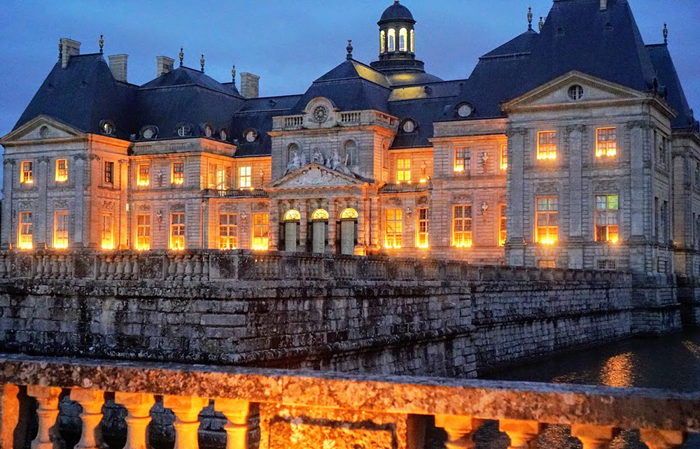 Château Vaux le Vicomte lit up at night