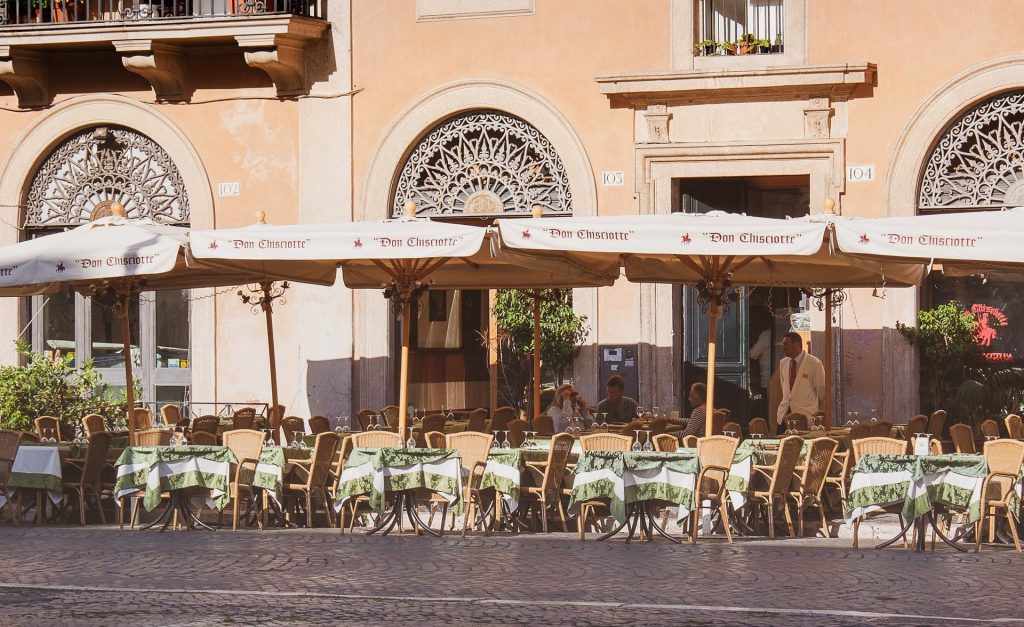 restaurant in rome showing outdoor dining