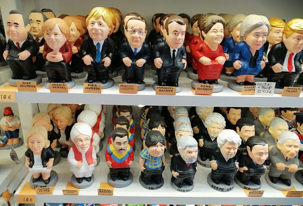 Caganer statues