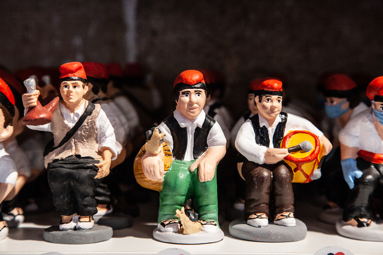 Caganers statues