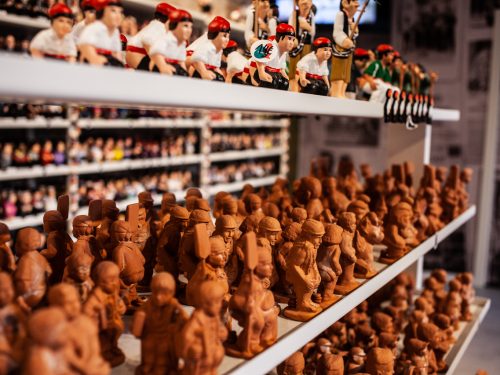 statue at the caganer shop