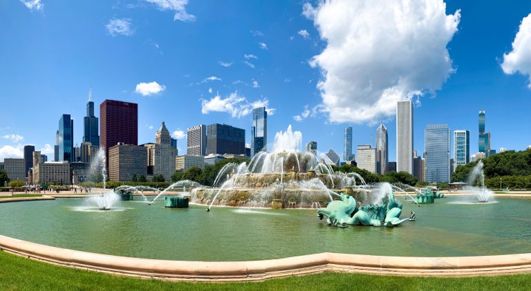 Buckingham Fountain in Grant Park in Chicago