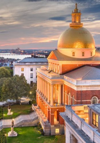 Boston-history-tour-cityscape-view-with-Massachusetts-State-House-800×534-1