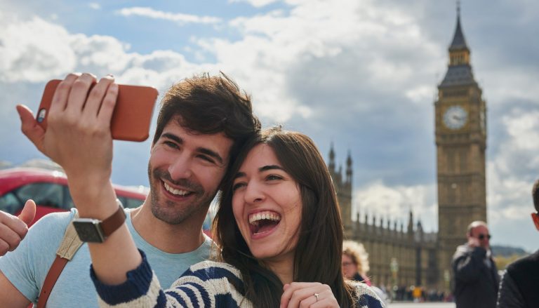 Guests on London tour taking a selfie in front of Big Ben (1)