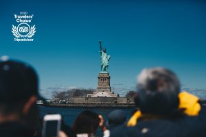 Tourists-looking-at-Statue-of-Liberty1
