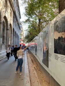 Notre Dame lady pointing at surrounding wall (1)