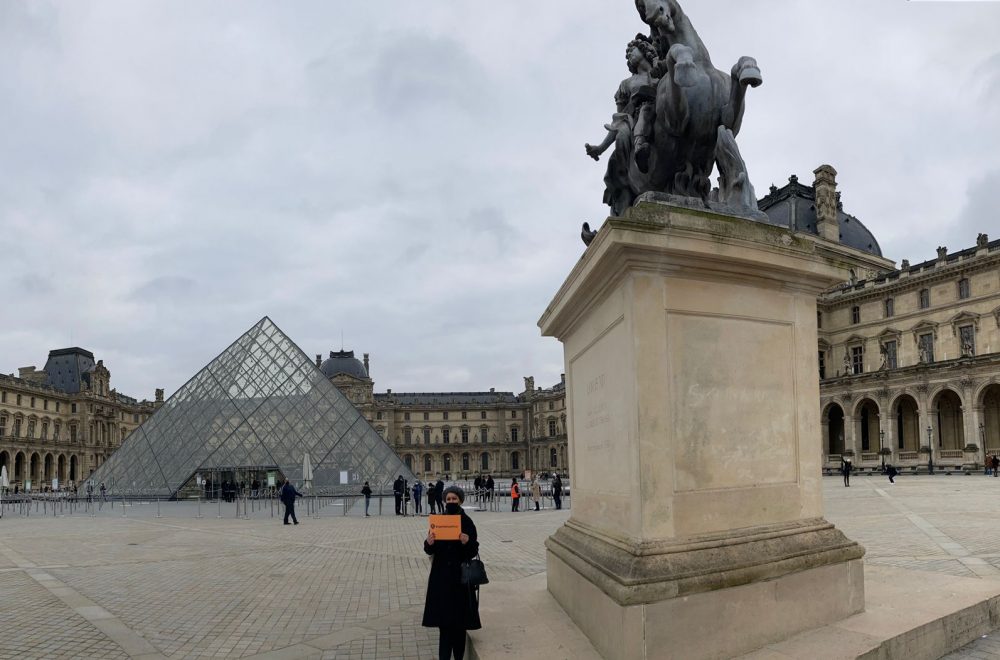 Louvre tour meeting point near the horse statue