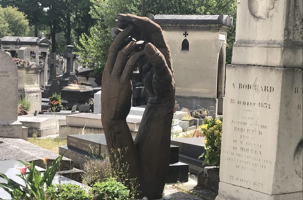 montparnasse cemetery hands sculpture