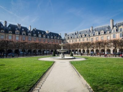 Place-des-Vosges-Le-Marais-Paris-800×529