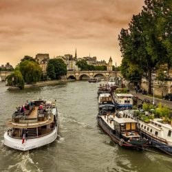 Boat-on-the-Seine-River-1000×660