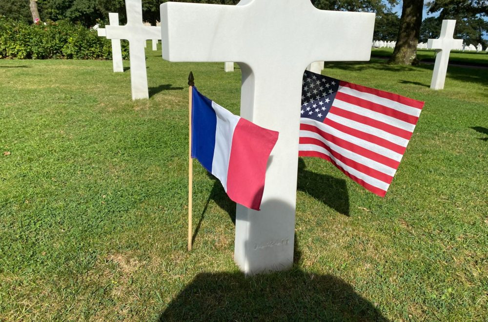 Cross_with_american_and_french_flag (2)