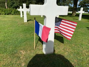 Cross_with_american_and_french_flag (2)