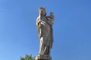 Notre-Dame-nearby-statue-of-Mary-and-baby-Jesus-1000×660