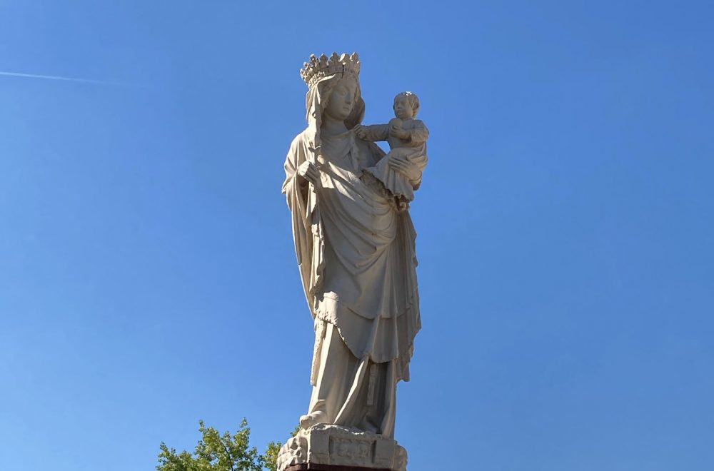 Notre-Dame-nearby-statue-of-Mary-and-baby-Jesus-1000×660