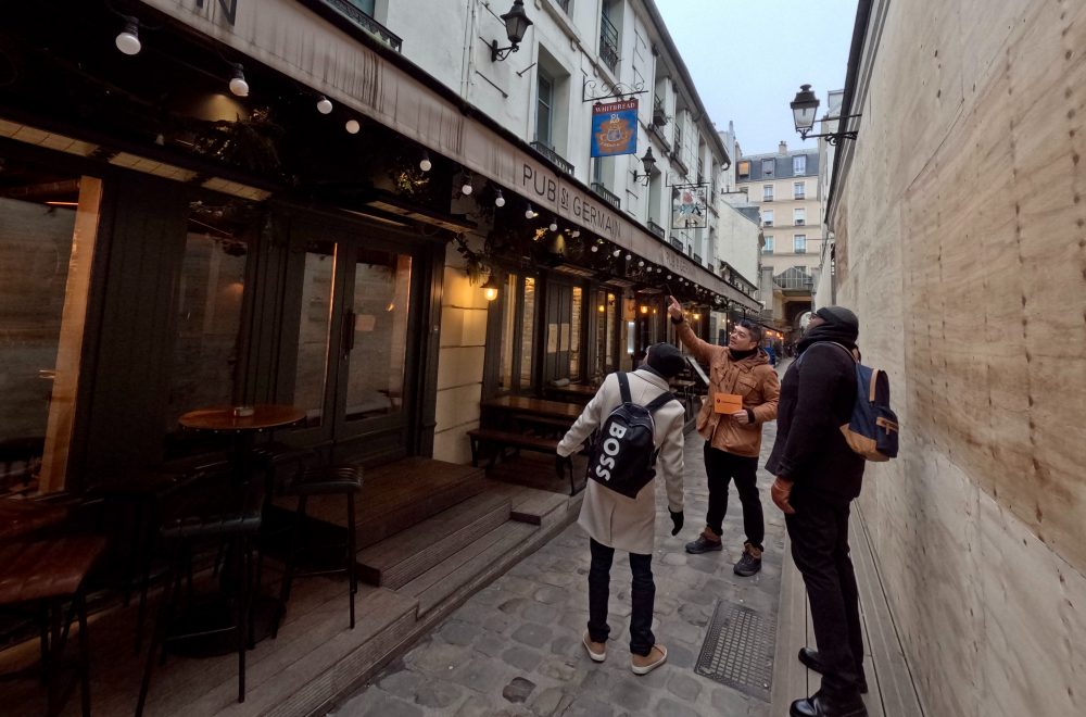 Group in Saint Andre passage