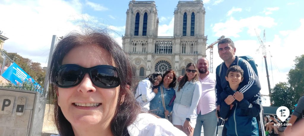 Group photo Notre Dame Outdoor Walking Tour With Crypt on Aug 27, 2023 with Adriana