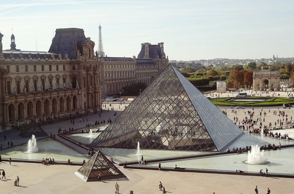 Louvre pyramid with fountain (2)