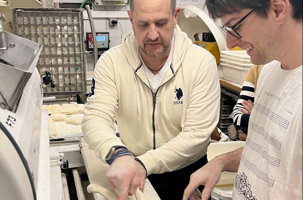 Guides braiding dough