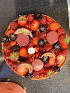 Tart with red fruits and macarons