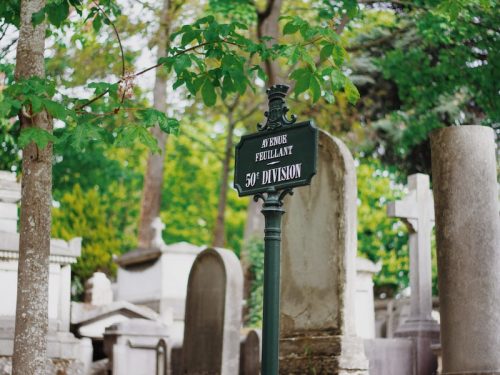 A view of a sign in Père Lachaise cemetery