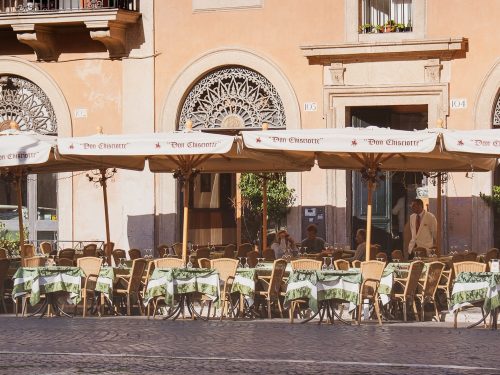 restaurant in rome showing outdoor dining