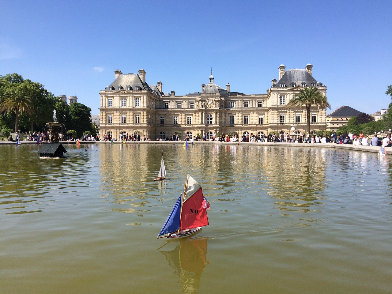 sailboats luxembourg gardens
