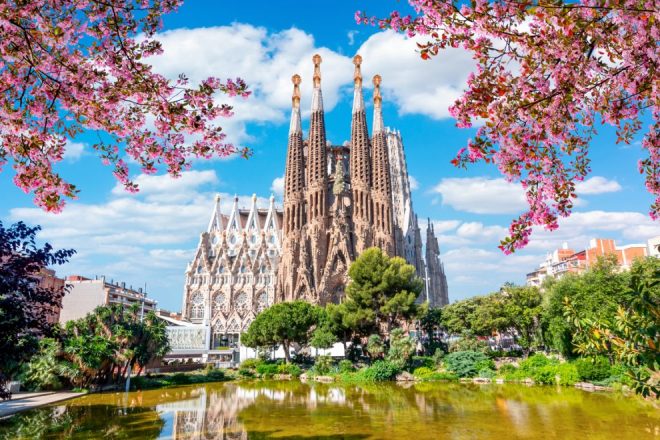 Sagrada-Familia-basilica-in-spring-in-Barcelona-e1709901835324-1000×660