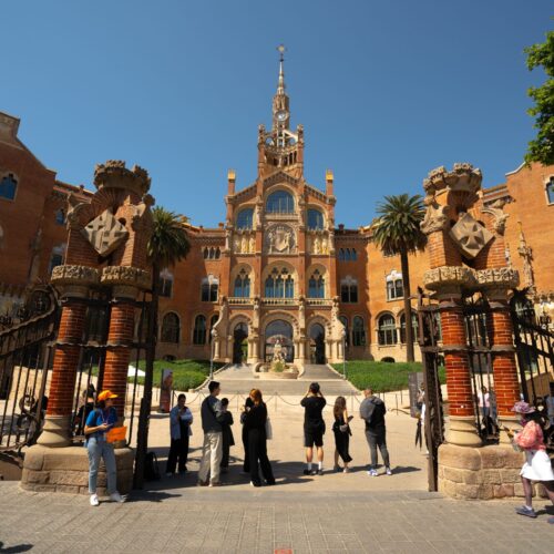 People in front of Recinte Modernista Sant Pau
