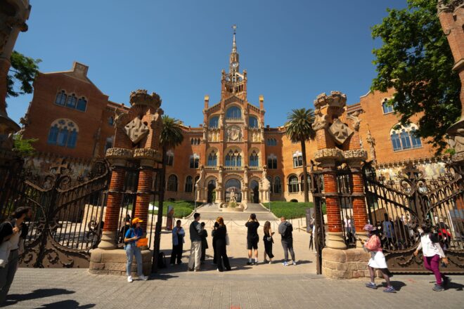 People in front of Recinte Modernista Sant Pau